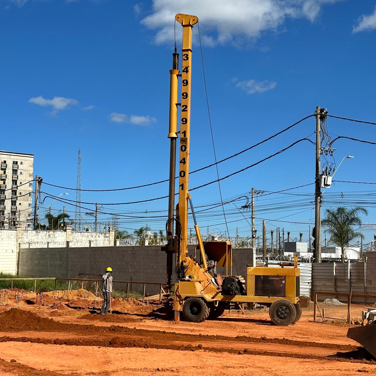 Perfuratriz realizando perfuração com trado mecânico em obra de construção civil