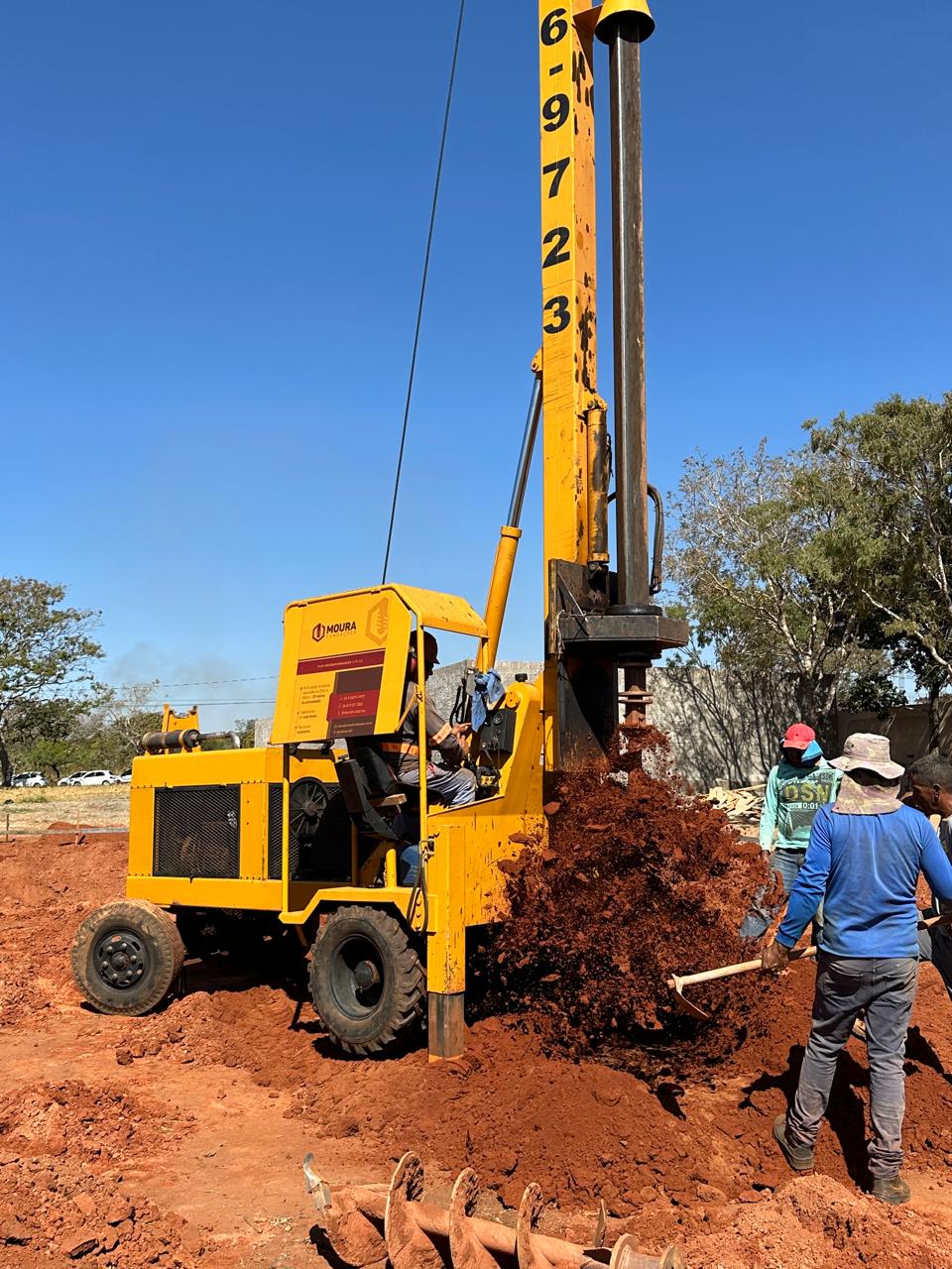 Trado mecânico perfurando estaca para fundação profunda
