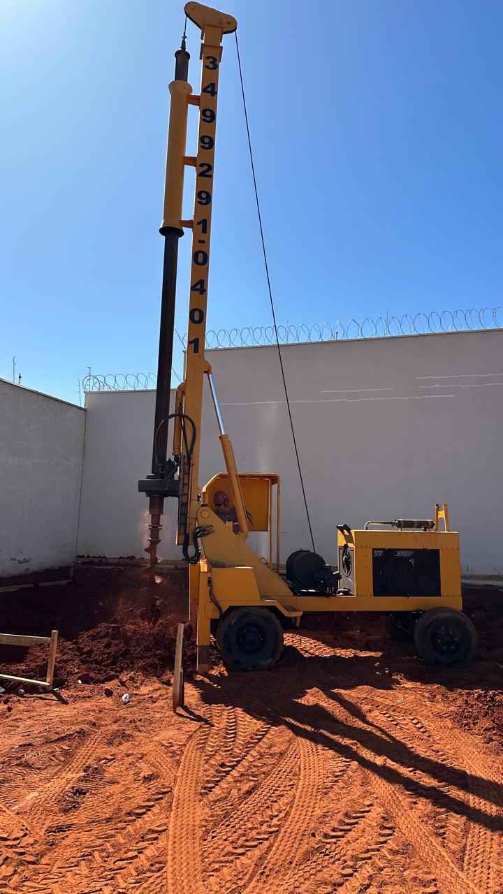 Execução de fundações com perfuratriz em canteiro de obras